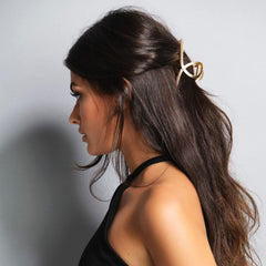 The Hair Edit Giro Francés, detalle dorado, mantiene peinados en su lugar todo el día.