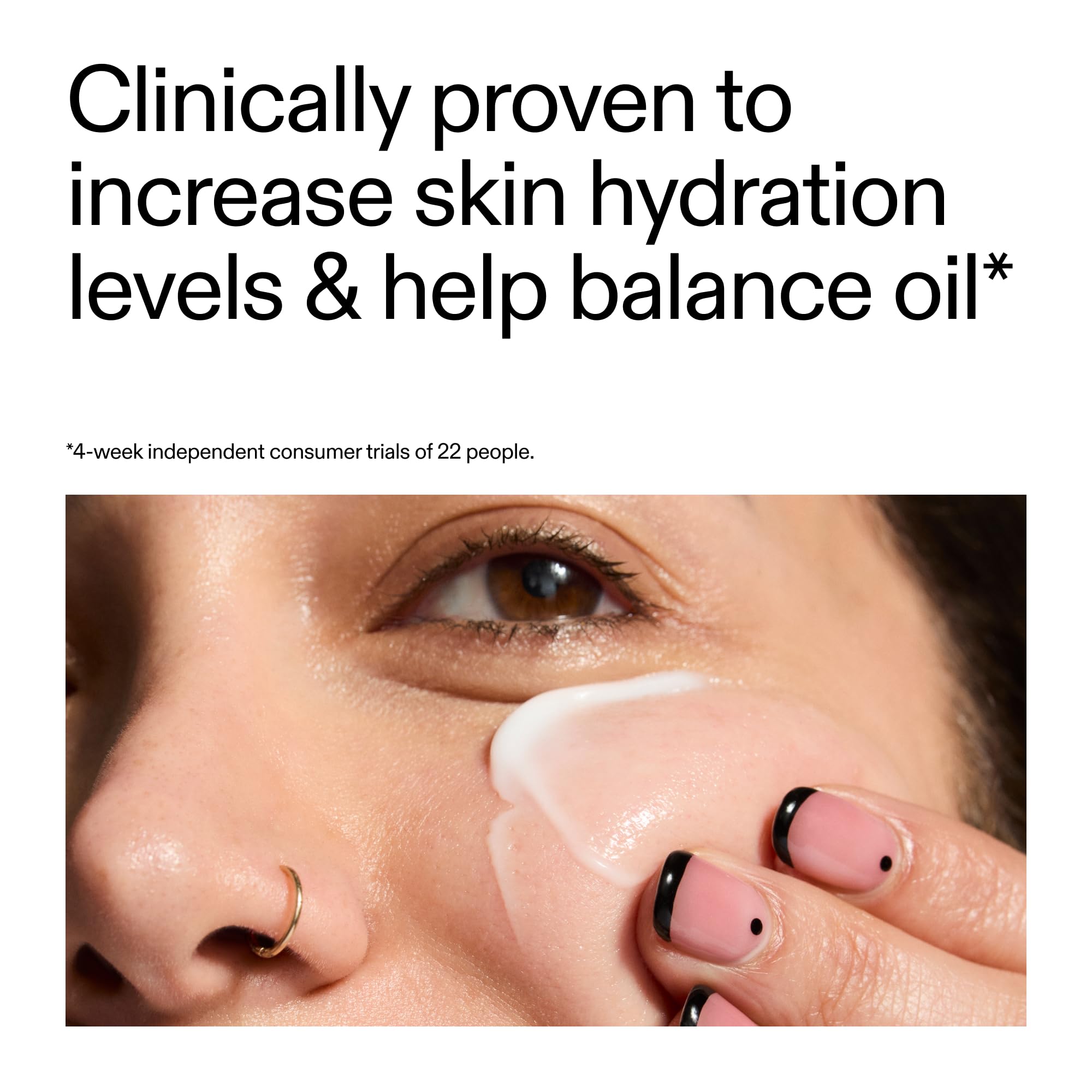 Aplicación de la Omega Water Cream en rostro para hidratación sin grasa.