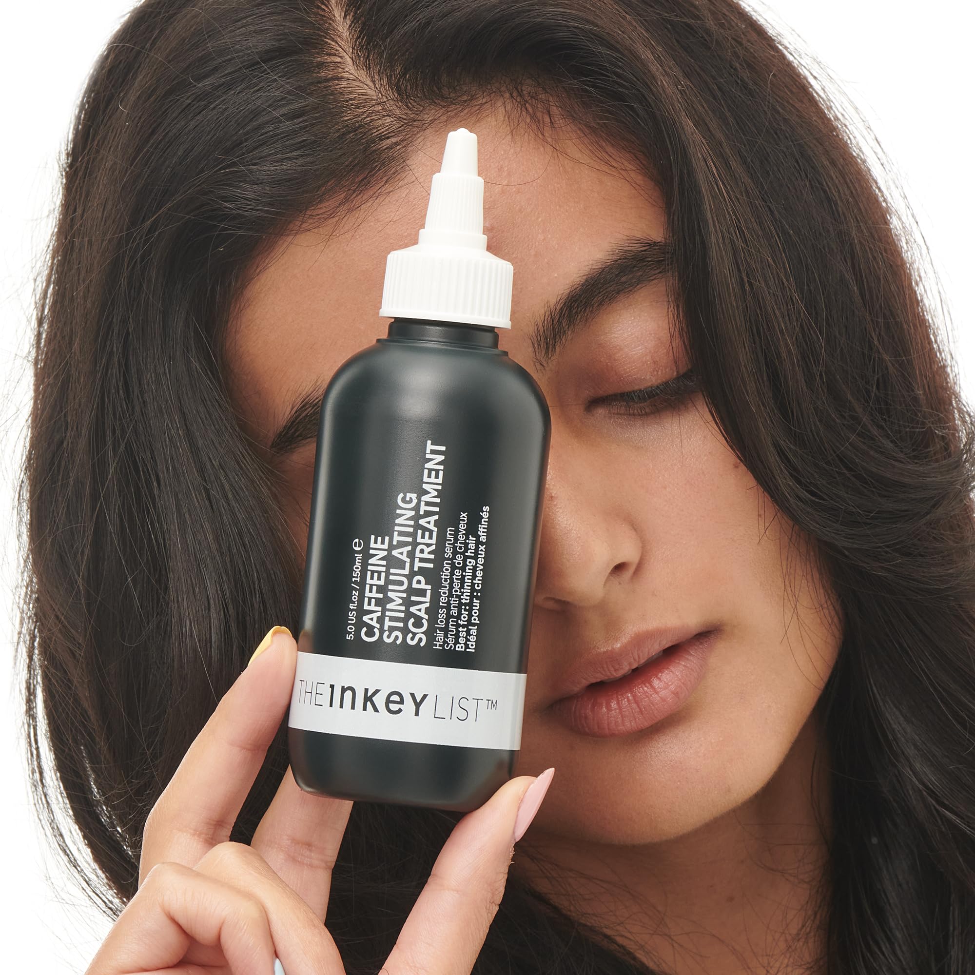 The INKEY List etiqueta con ingredientes clave cafeína y Redensyl para el cabello.