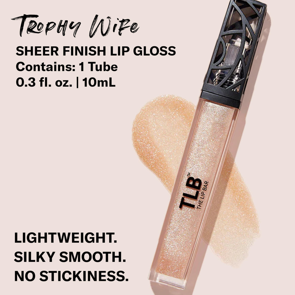 The Lip Bar Trophy Wife brilla con Champagne suave para el día.