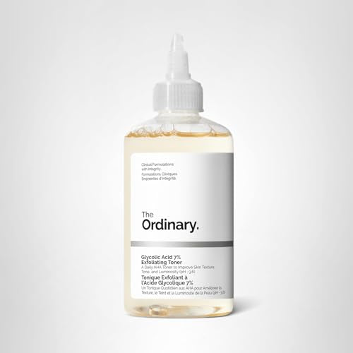 The Ordinary Ácido glicólico 7% Toner, envase visible, enfoque en cuidado diario de la piel.