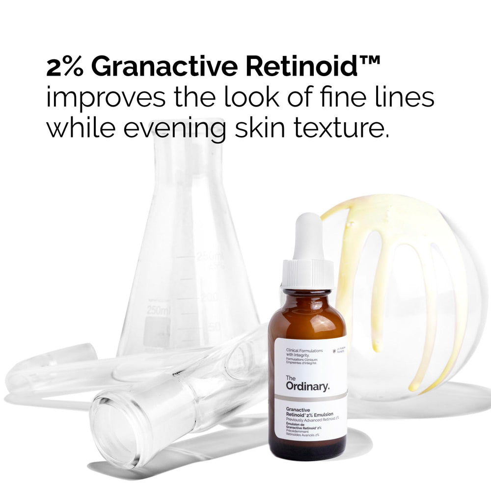 Aplicación suave en la piel con The Ordinary Granactive Retinoid 2% Emulsion para textura mejorada.