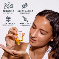 The Organic Skin Co.: mezcla de jojoba y cúrcuma para hidratación.