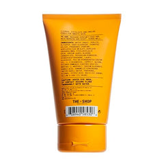 Textura suave de exfoliante que desobstruye poros para una piel uniforme.