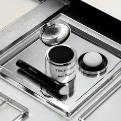 Thick Fiber Root Touch Up Powder delivers seamless coverage after use.