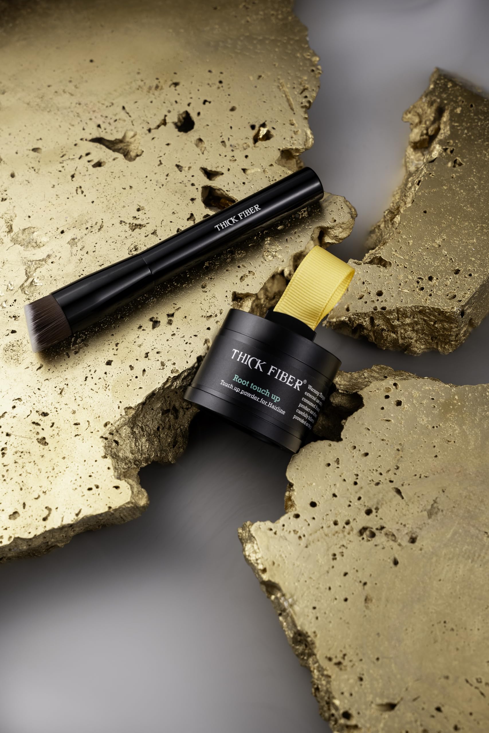 Thick Fiber Root Touch Up Powder resists water and sweat for workouts.