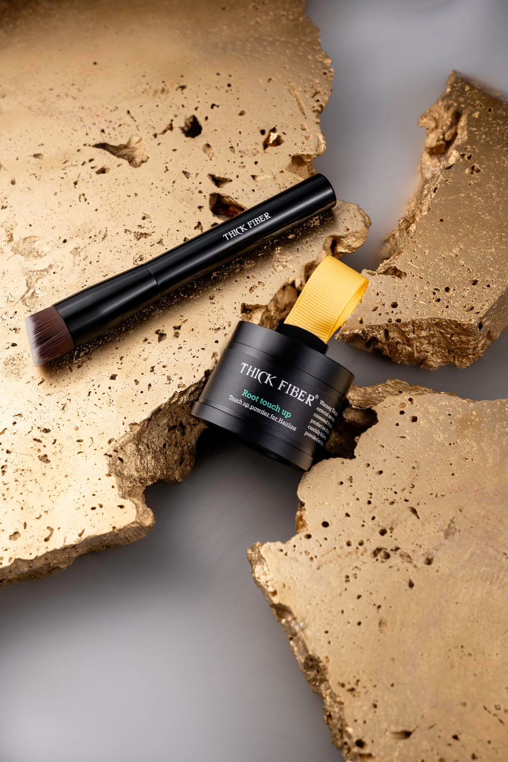 Thick Fiber Root Touch Up Powder resists water and sweat for workouts.
