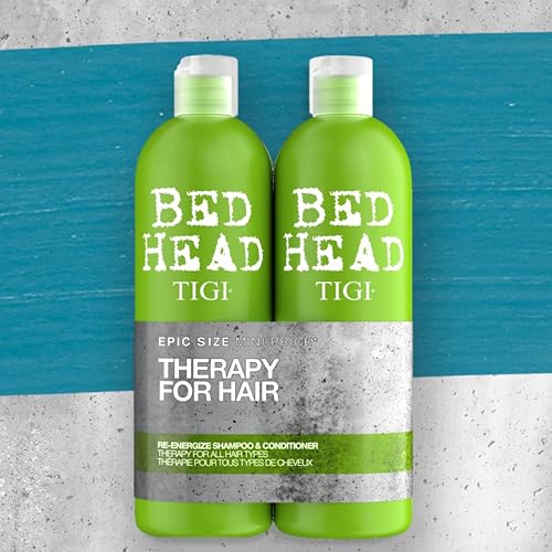TIGI Bed Head Urban Antidotes Re-Energize: champú con textura cremosa en la mano