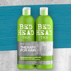 TIGI Bed Head Urban Antidotes Re-Energize: champú con textura cremosa en la mano