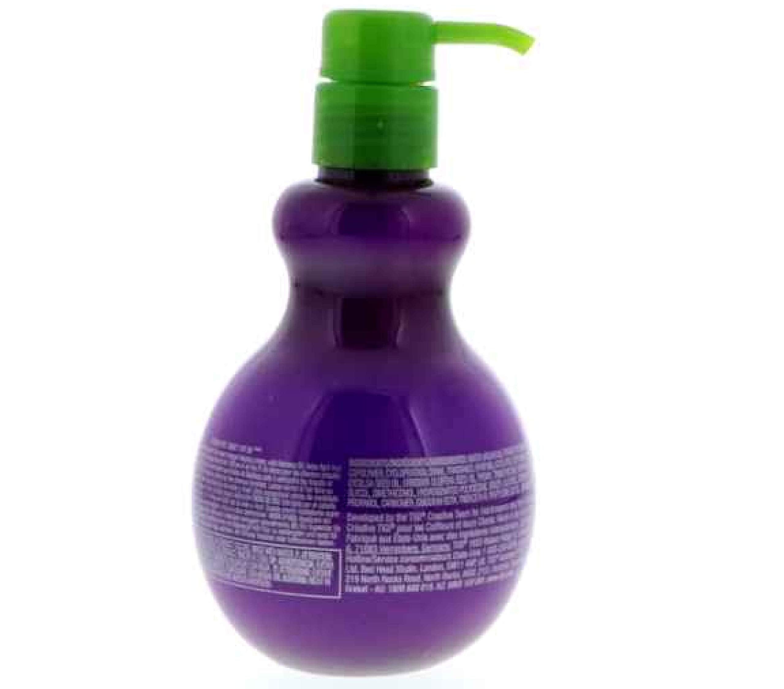 Tigi Bed Head Foxy Curls Contour Creme, producto en uso: rizos definidos y con cuerpo.