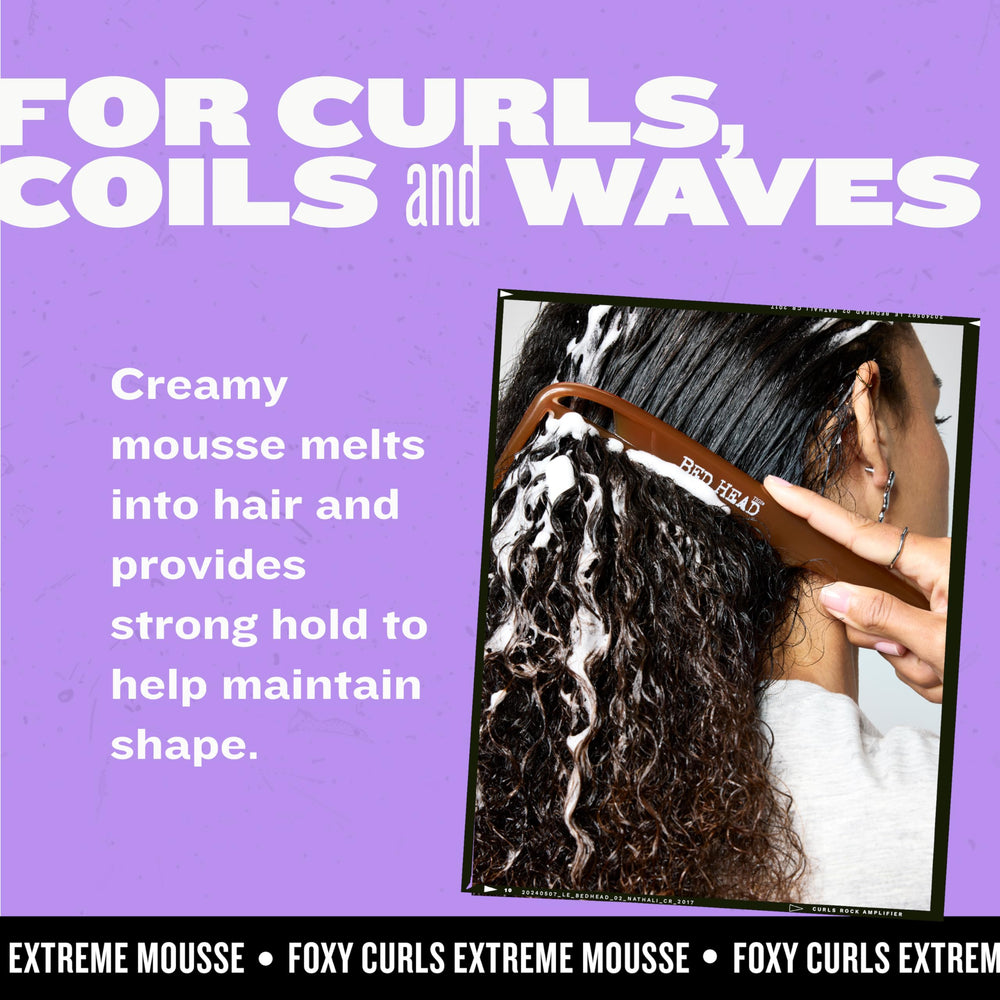 Bed Head Foxy Curls Mousse ayuda a controlar la humedad y el frizz durante el día.