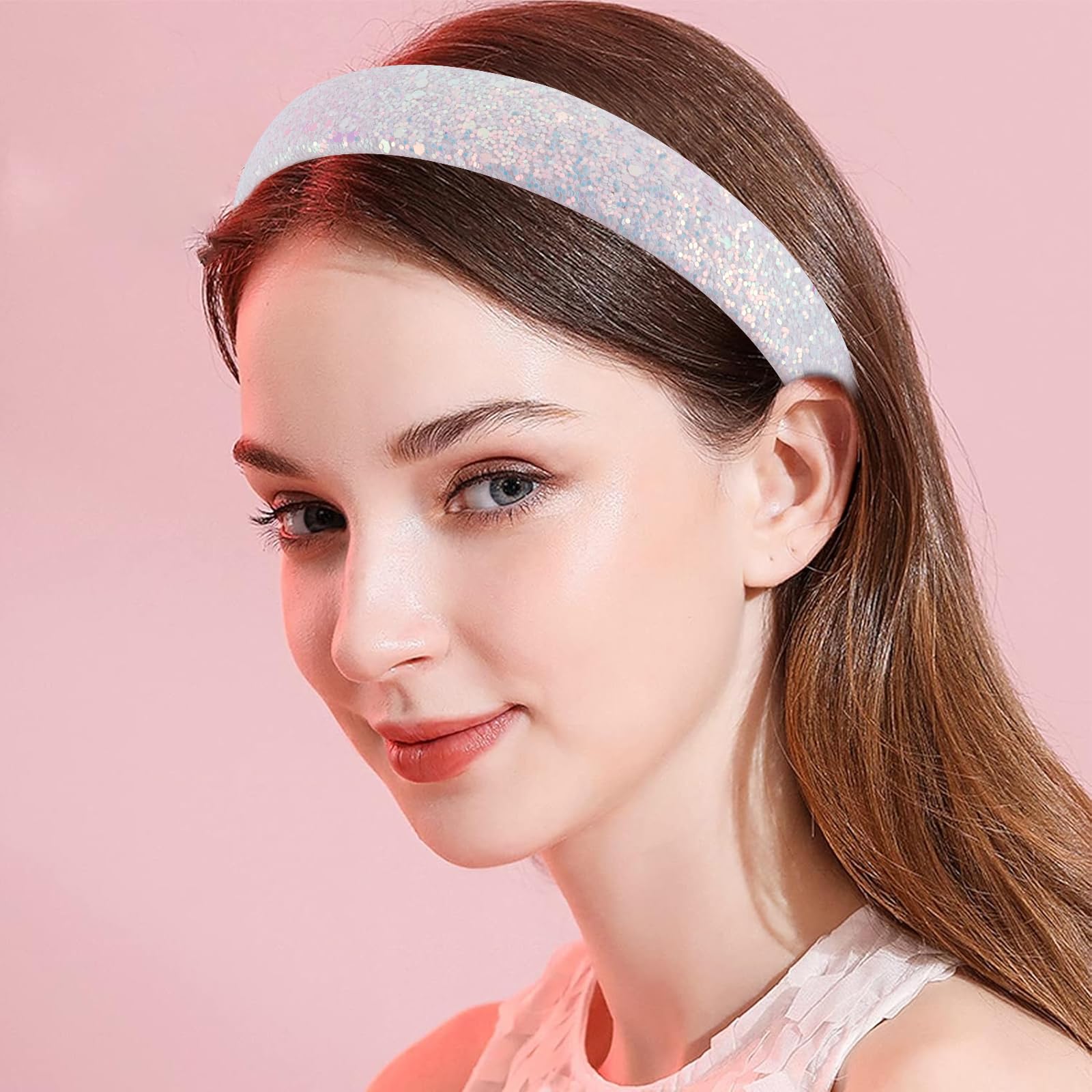 Diadema Tihebax glitter: detalle texturado que añade dimensión al peinado.