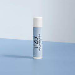 Envase práctico de TIZO en tono natural para retoques al aire libre.