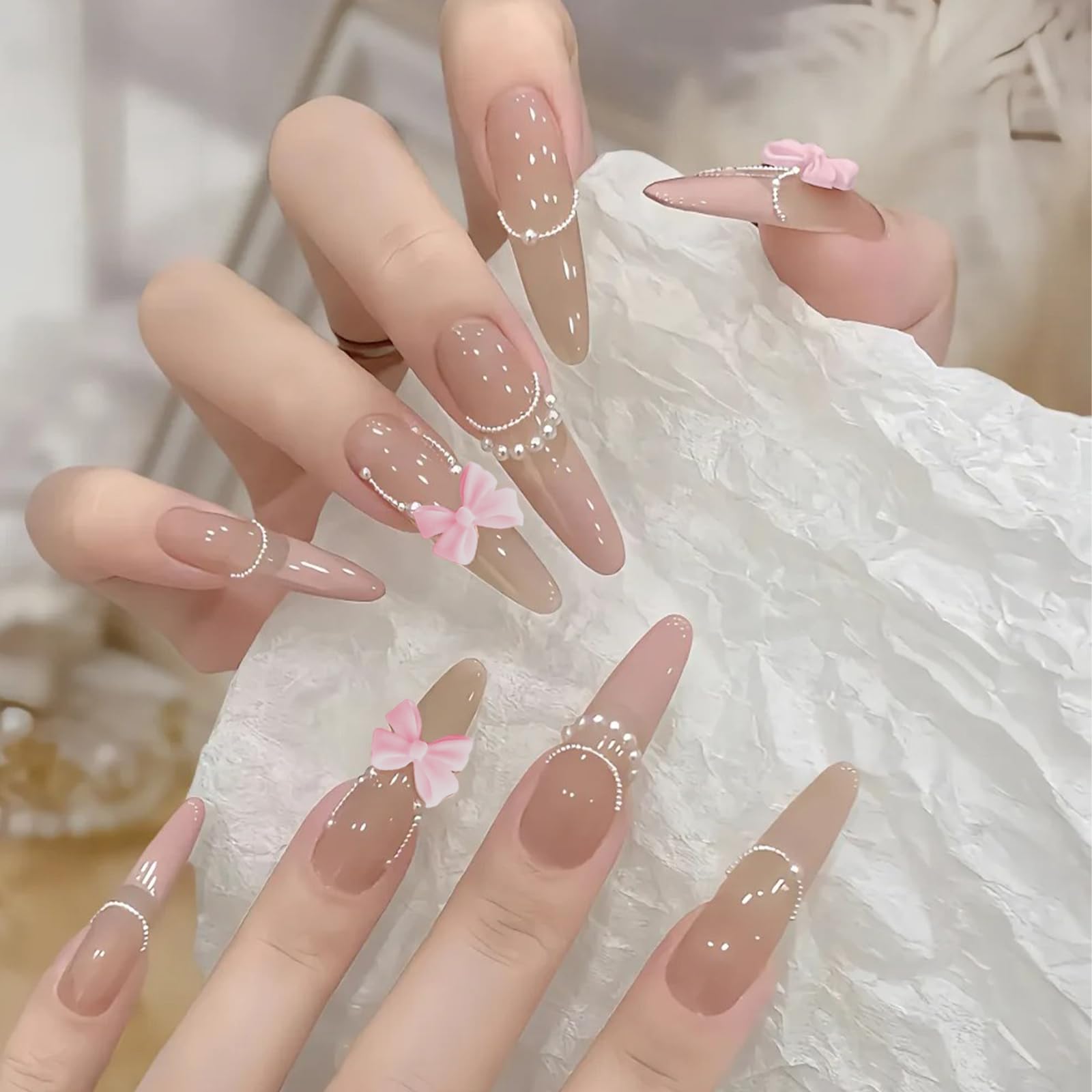TKYZMS diseño de uñas con lazo realza el look en casa.