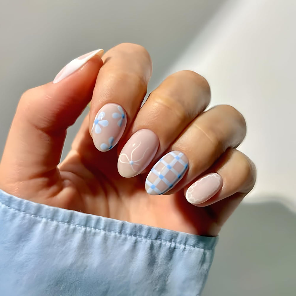 Diseño azul con flor para uñas Tnbuokas añade estilo.