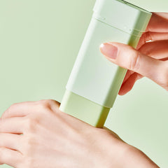 TOCOBO Cica Cooling Sun Stick, aplicador cómodo para retoques en cualquier lugar.