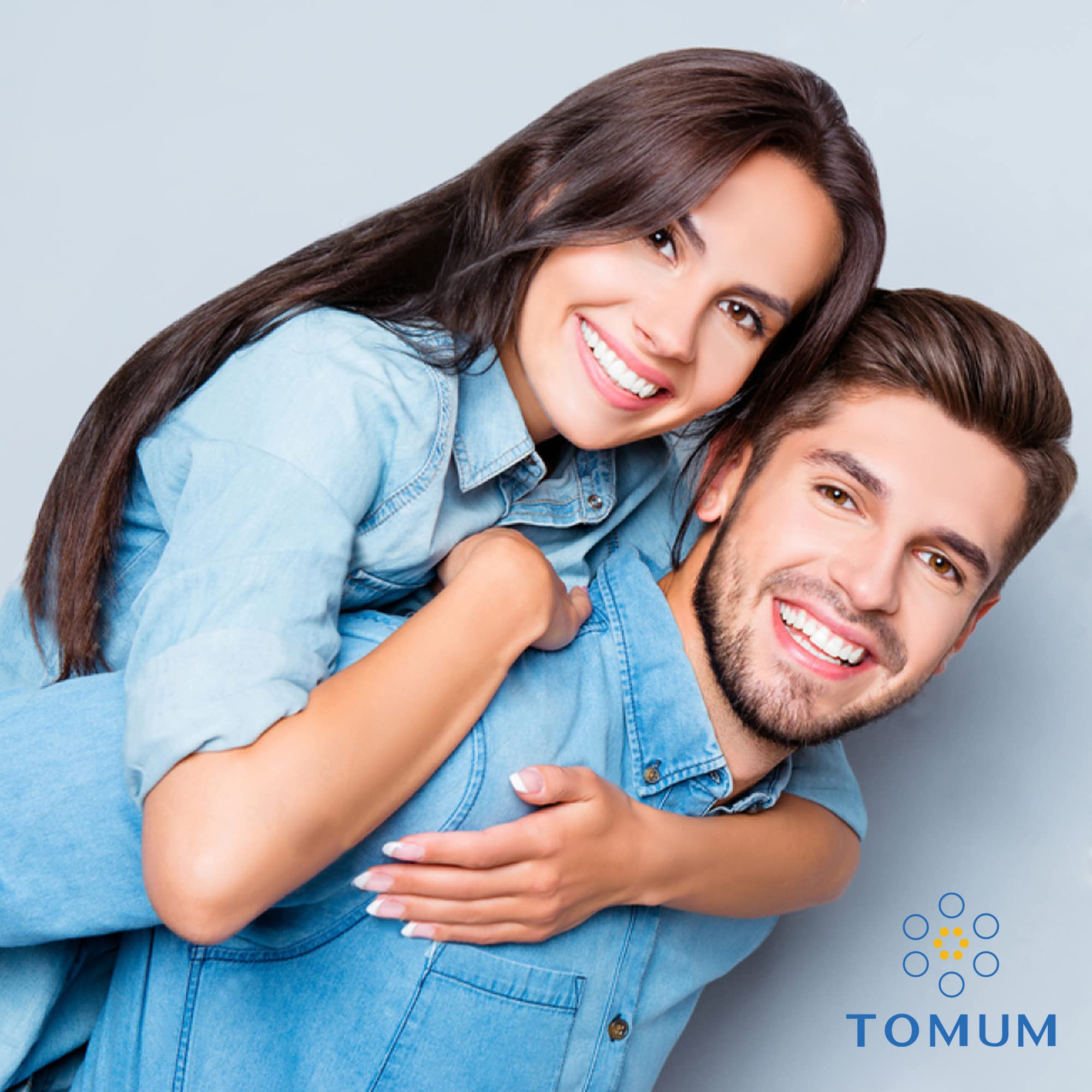 Tomum Minoxidil user applying spray as part of daily routine.
