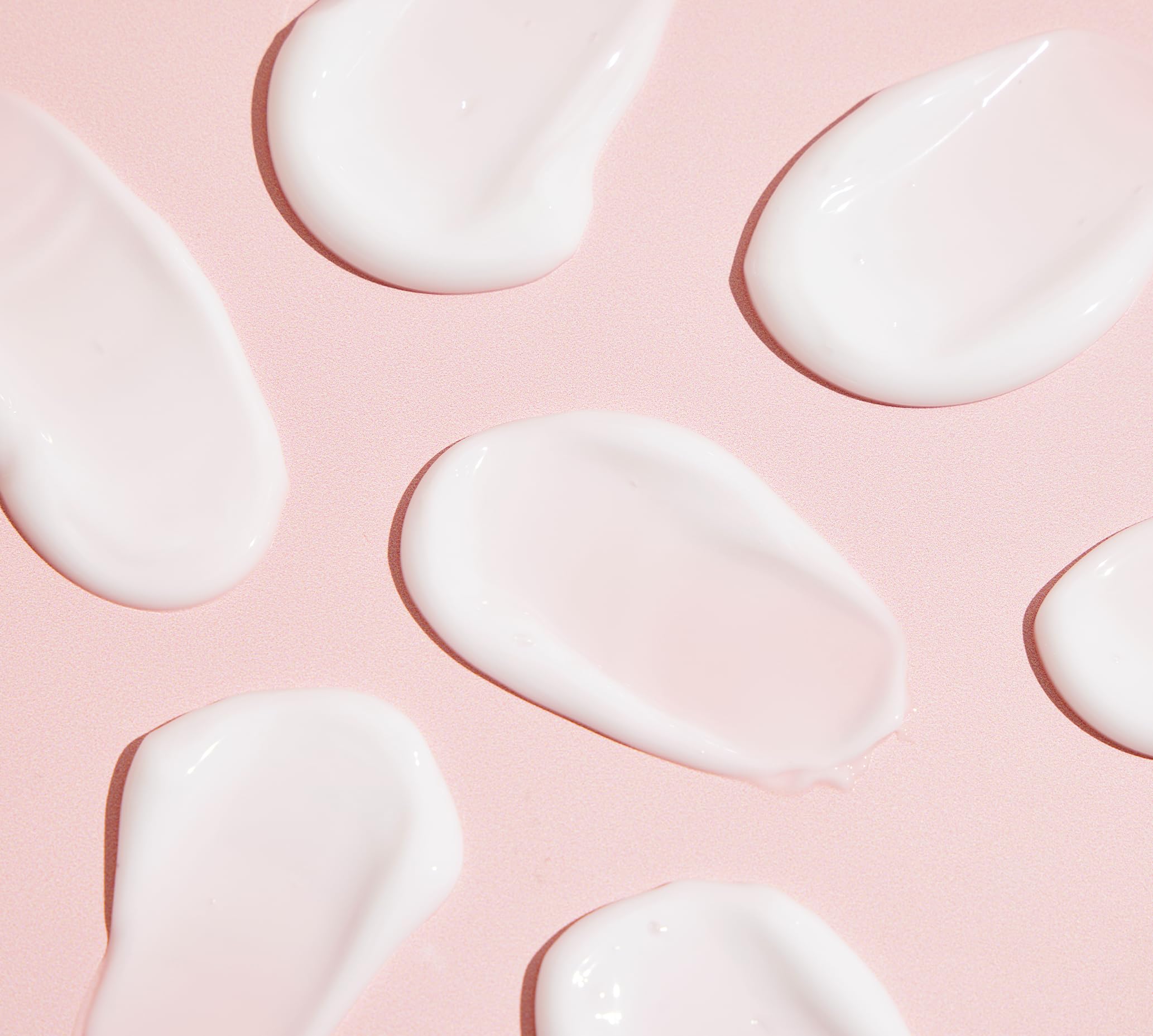 Aplicación diaria de TONYMOLY Wonder Ceramide Mochi Crema en rostro y cuerpo.