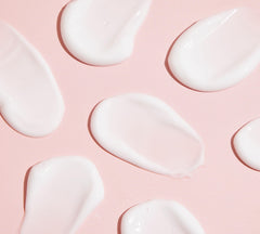 Aplicación diaria de TONYMOLY Wonder Ceramide Mochi Crema en rostro y cuerpo.
