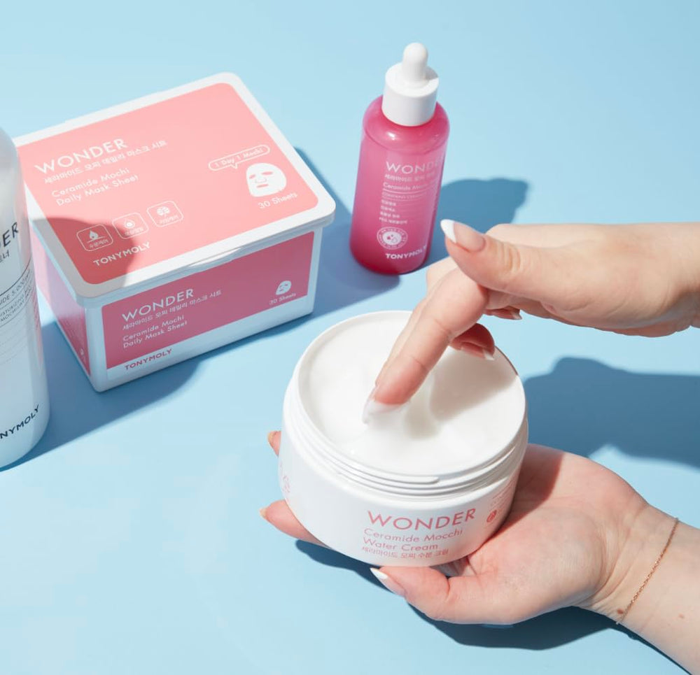 Ceramidas fortalecen la barrera cutánea con TONYMOLY Wonder Ceramide Mochi Crema.