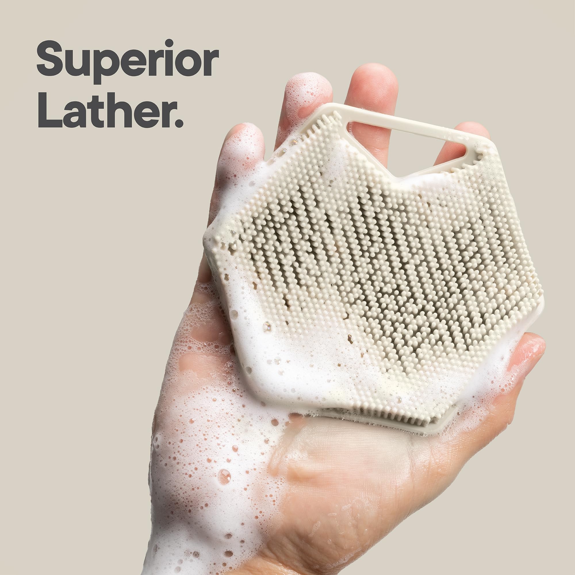 TOOLETRIES exfoliador corporal 2.0 ofrece abundante espuma para una limpieza suave.