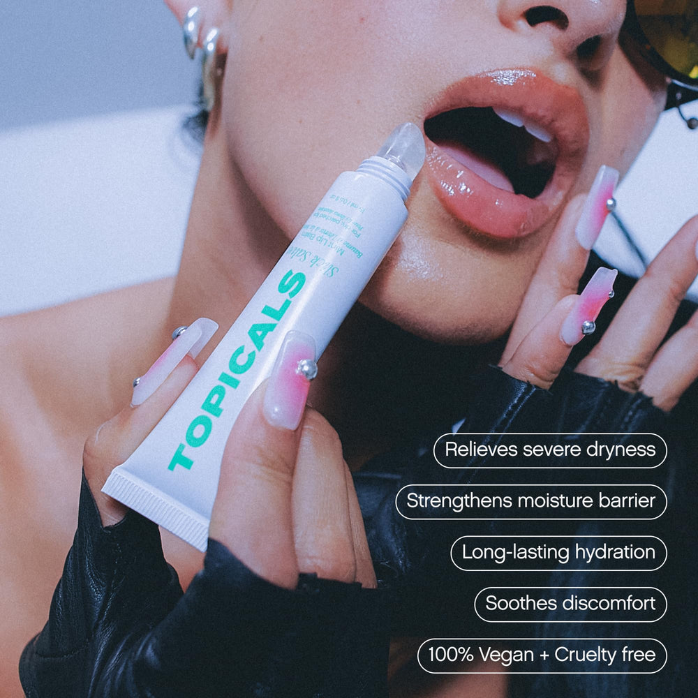 Aplicación suave de Topicals Slick Salve para labios con absorción rápida.