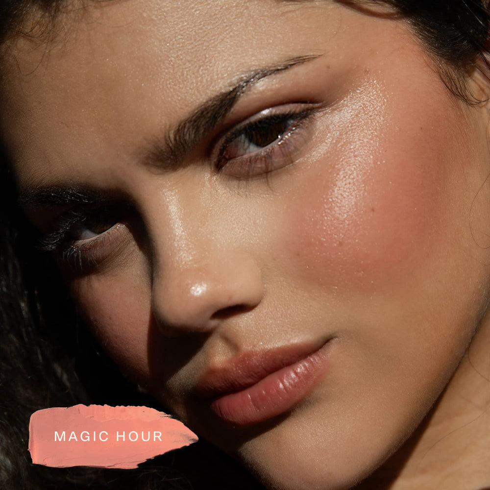 Tower 28 BeachPlease: uso con dedos para un glow natural en mejillas y labios.