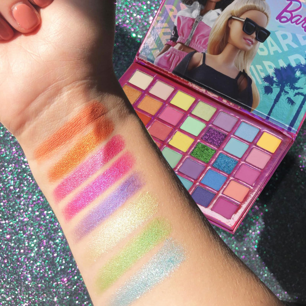 Diseño compacto de la paleta Barbie para llevar en bolso.