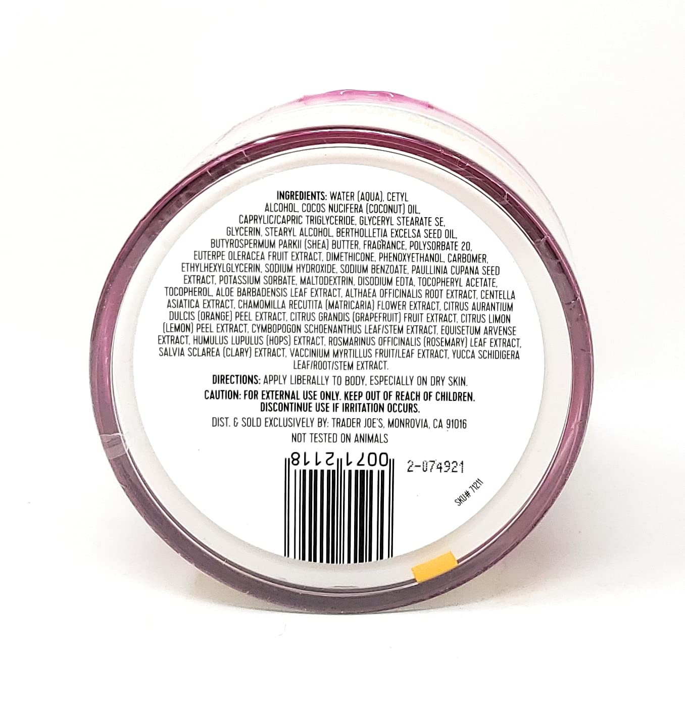 Trader Joe's Brazil Nut Body Butter con textura cremosa para hidratación agradable.