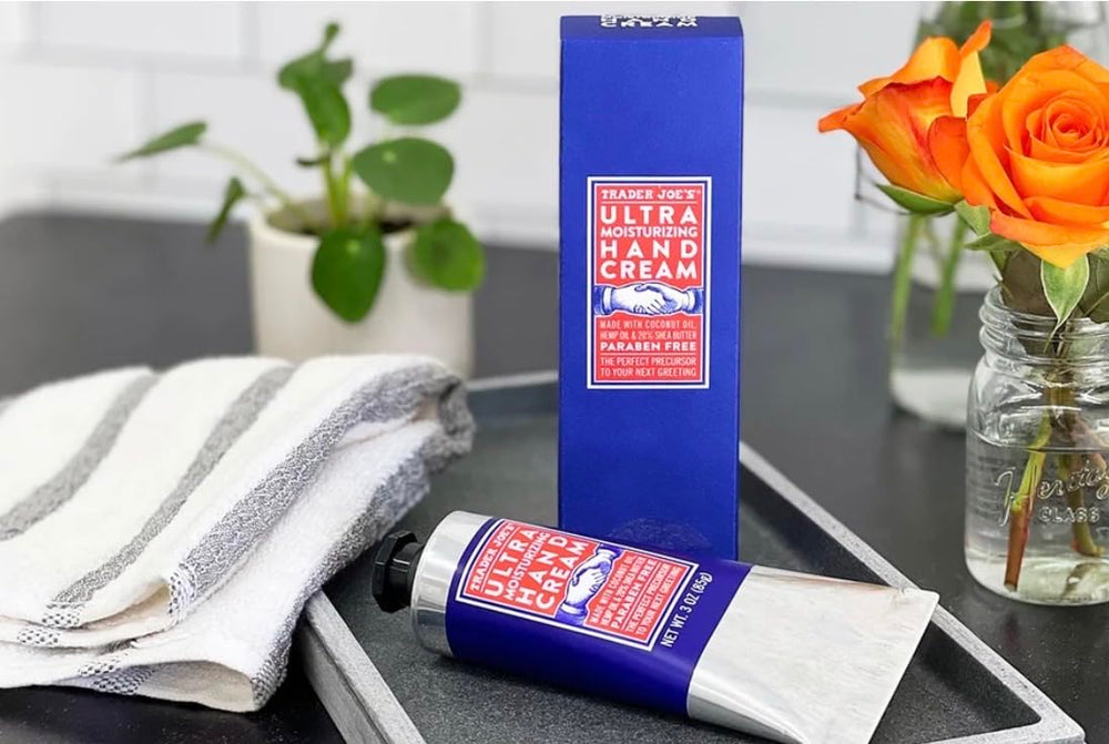 Envase en tubo de Trader Joe's para uso práctico en casa.
