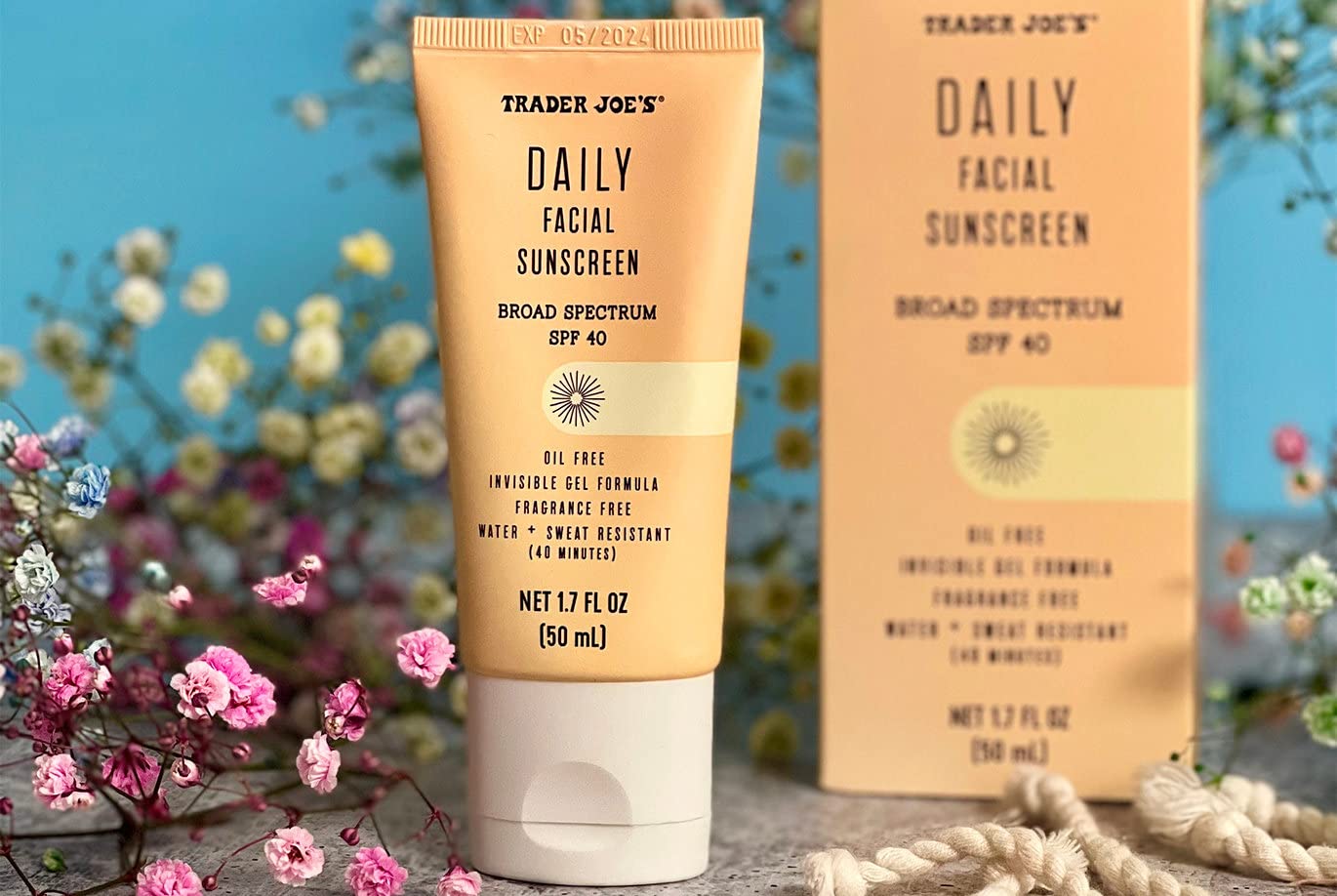 Protector solar facial diario de Trader Joe's, envase práctico para uso diario sin grasa.