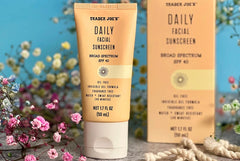 Protector solar facial diario de Trader Joe's, envase práctico para uso diario sin grasa.