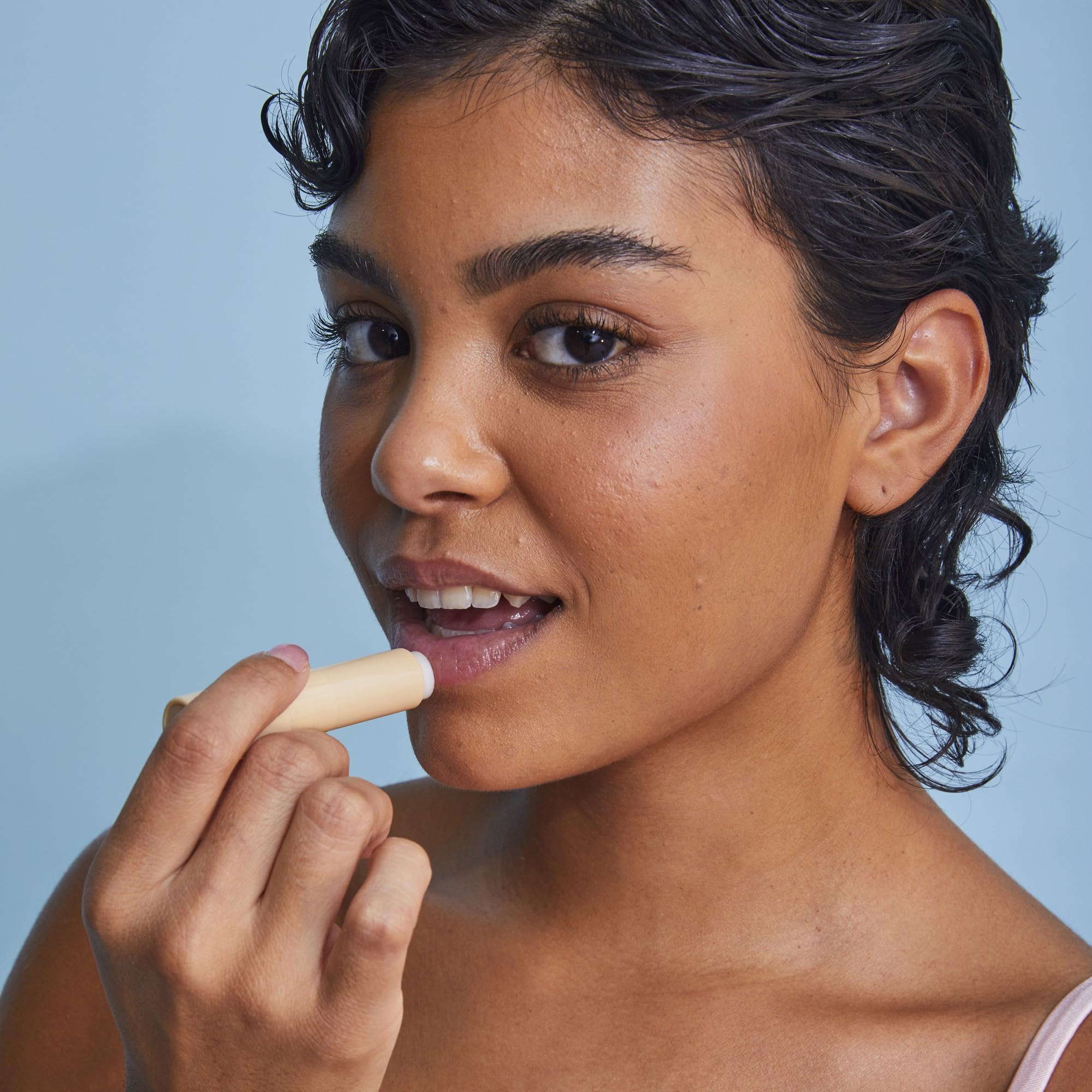 Tree Hut exfoliante labial en barra aplicación en labios, prepara para bálsamo.