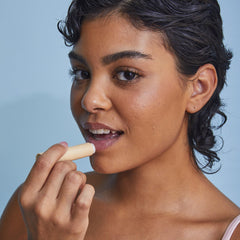 Tree Hut exfoliante labial en barra aplicación en labios, prepara para bálsamo.