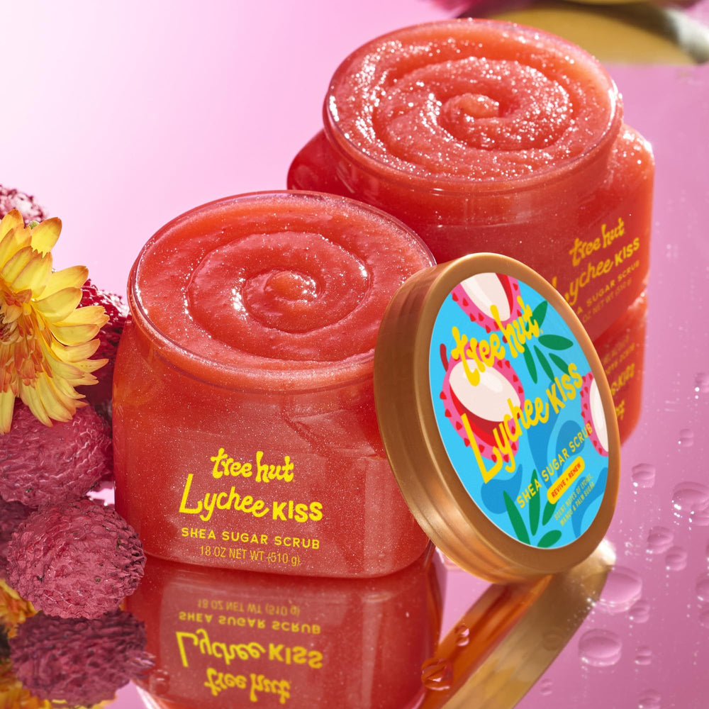 Tree Hut Lychee Kiss Scrub aroma exótico de lychee y mango para un ritual de cuidado.
