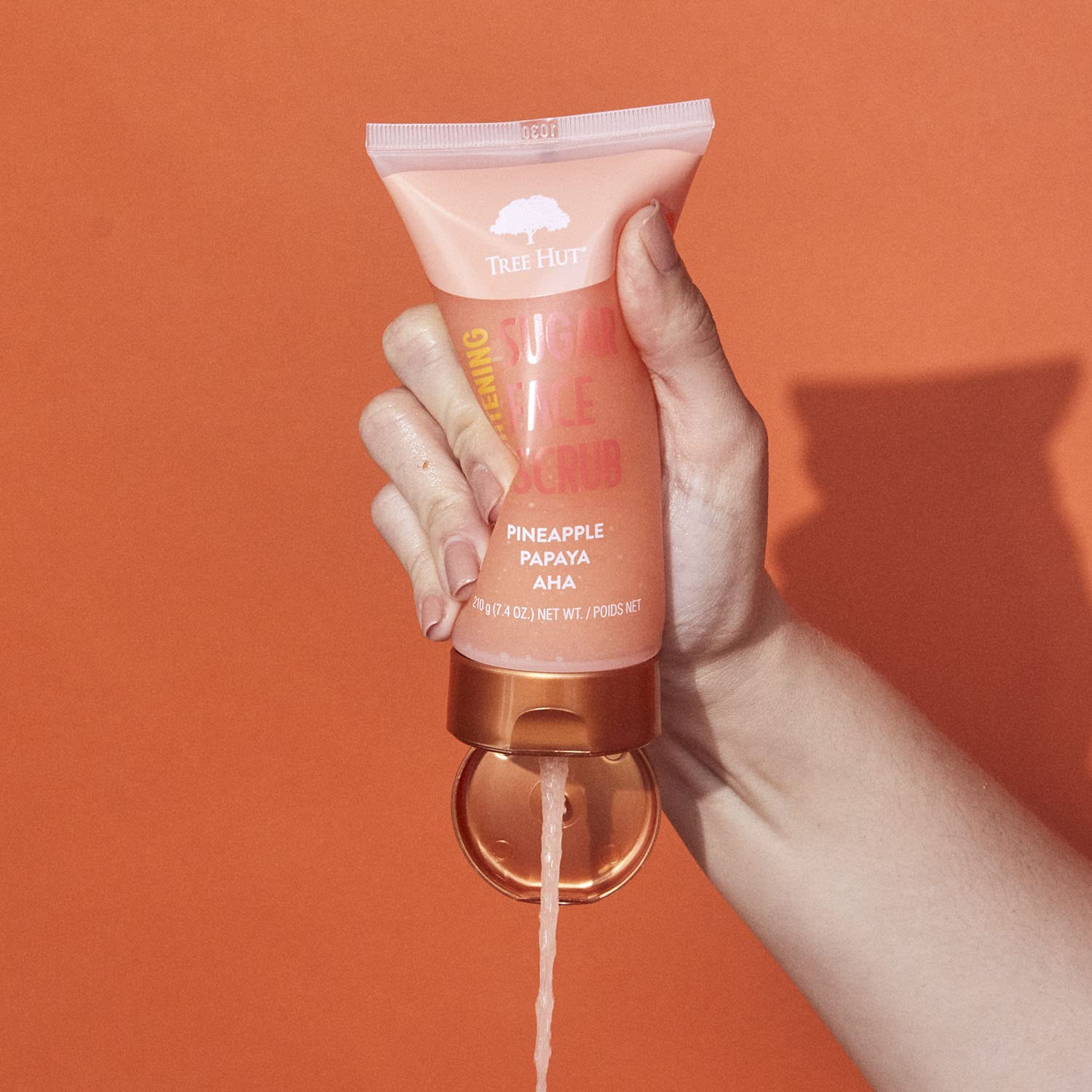 Tree Hut Piña y Papaya Exfoliante Facial exfolia suavemente con enzimas naturales.