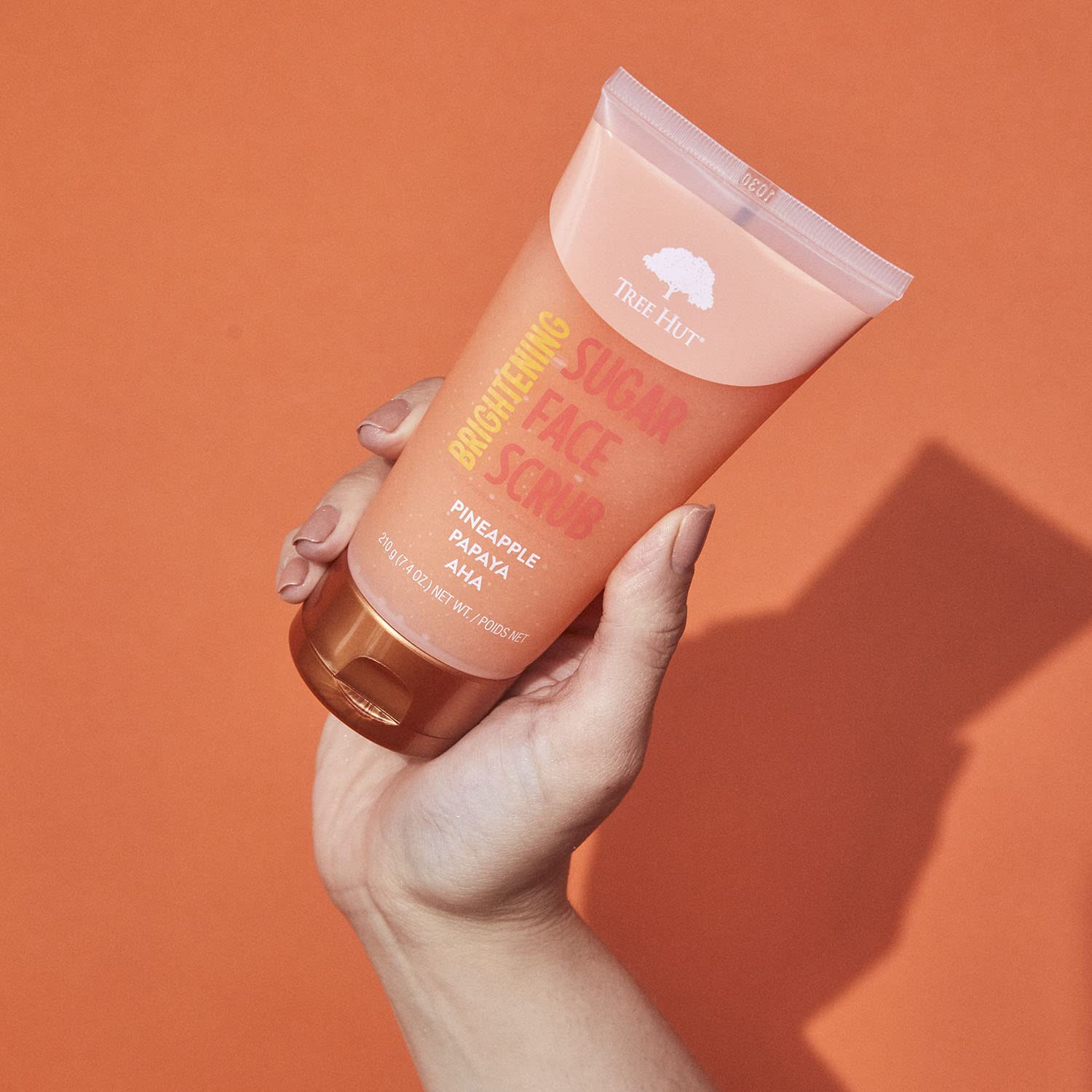 Tree Hut Piña y Papaya Exfoliante Facial mejora la textura de la piel.