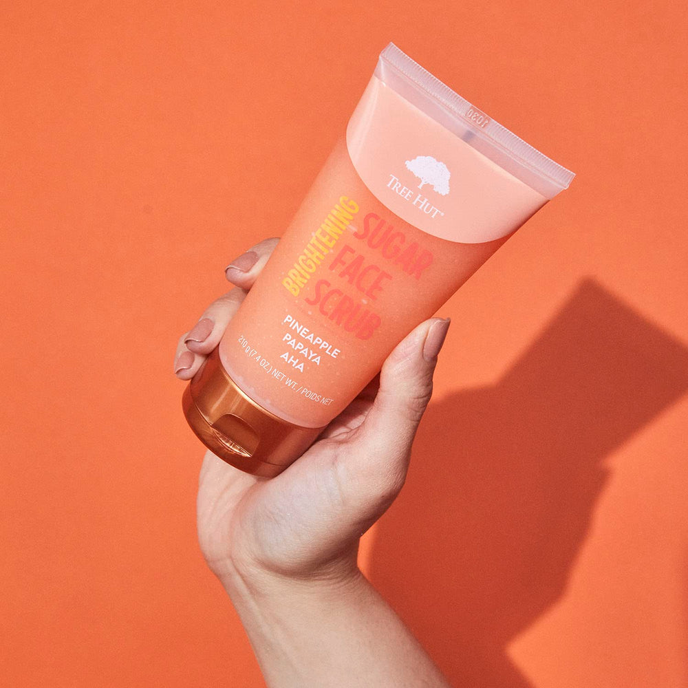 Tree Hut Piña y Papaya Exfoliante Facial mejora la textura de la piel.