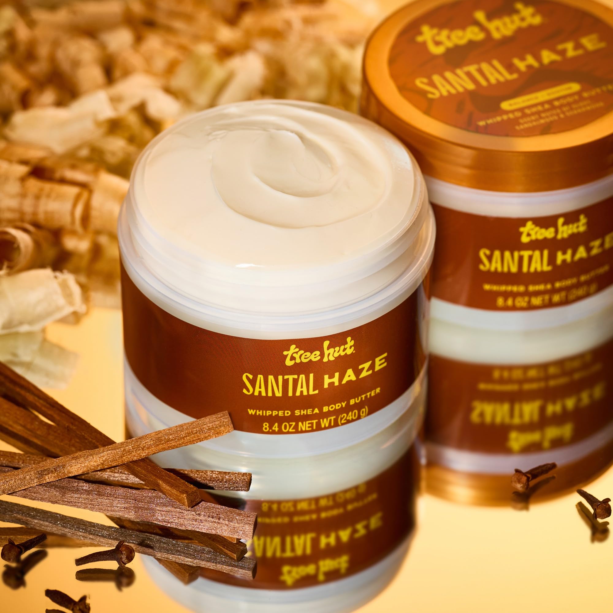 Tree Hut Whipped Shea Body Butter Santal Haze, aroma madera cálida para relajación diaria.