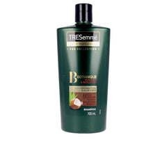 TRESemmé Botanique Nutre Champú, lavado suave para cabello nutrido y flexible.