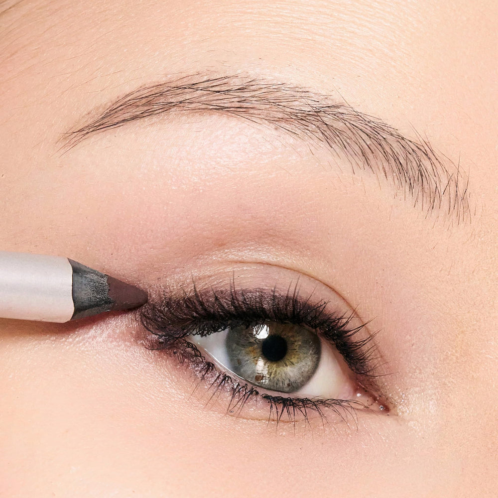 Trish McEvoy Intense Gel Eye Liner Deep Aubergine, even definition from first stroke.