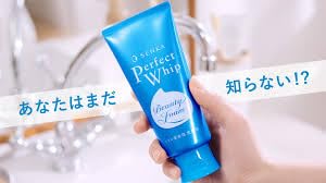 Non-greasy finish leaves skin comfortable after cleansing.