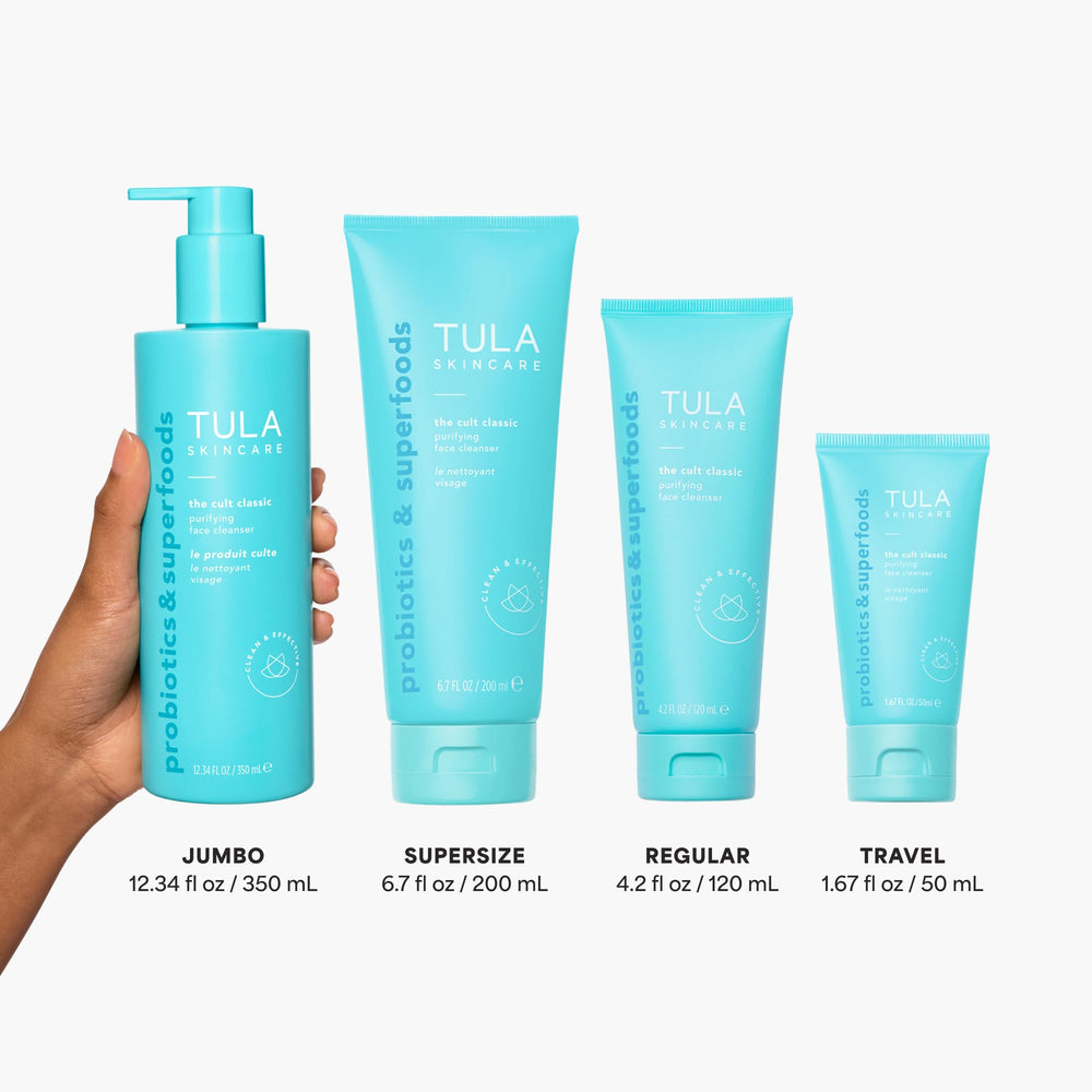 Aplicación suave del producto TULA para el rostro usando los dedos.