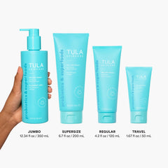 Aplicación suave del producto TULA para el rostro usando los dedos.