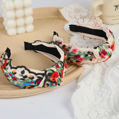 Diadema TURTLEDOVE con nudo superior para un toque moderno y cómodo