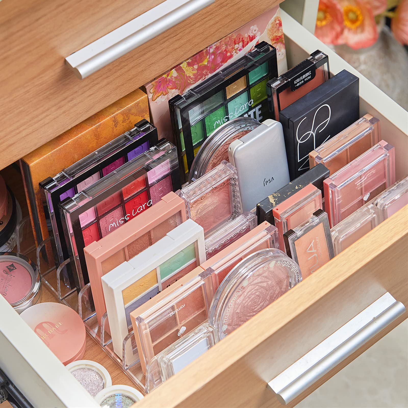 TUZAZO seven-section organizer neatly groups palettes, blush, and more.