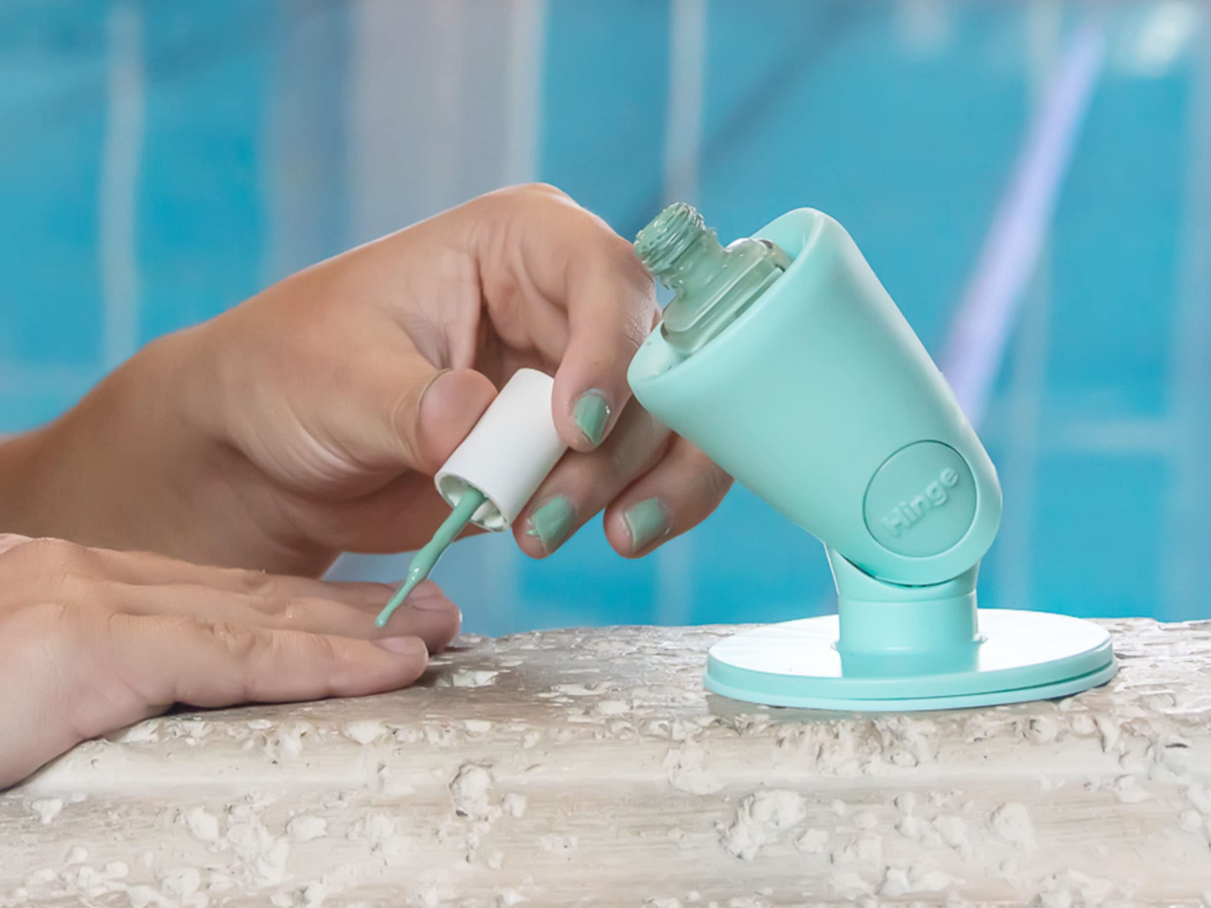 Tweexy hinge adjustable tilt allows precise positioning for even color application.