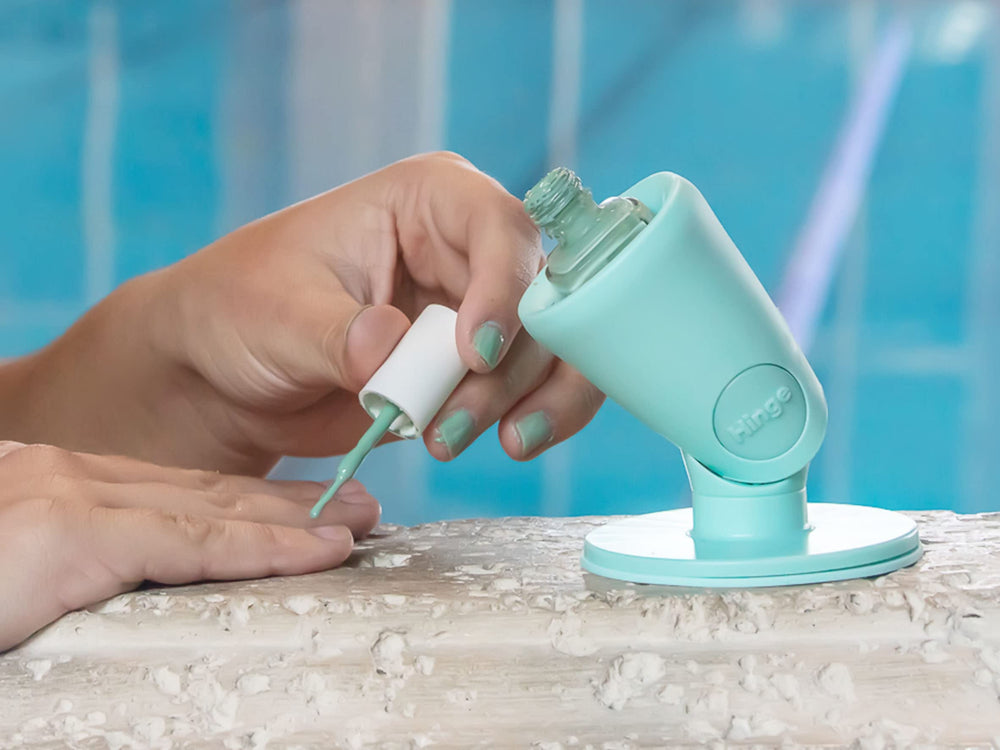 Tweexy hinge adjustable tilt allows precise positioning for even color application.
