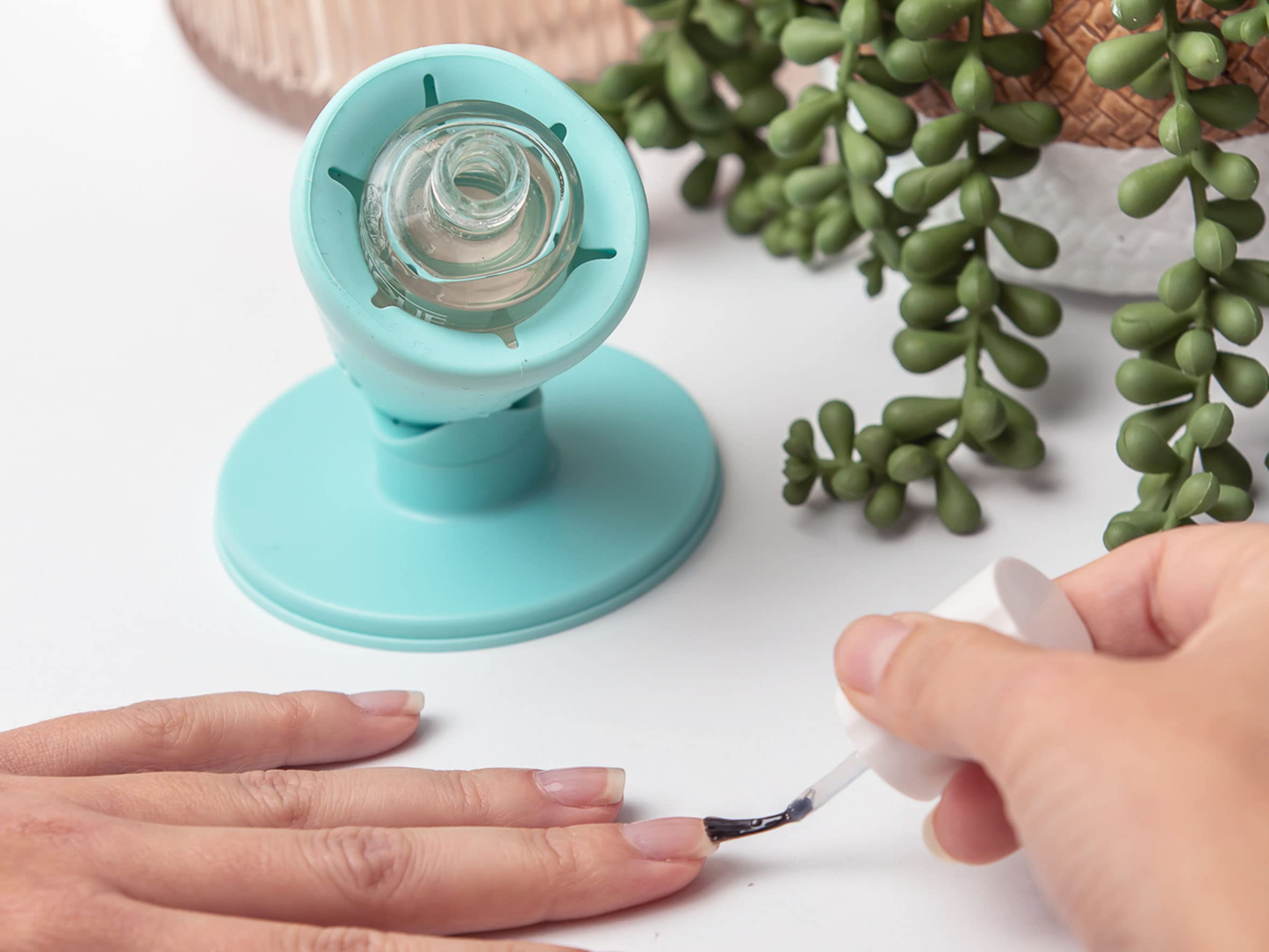 Tweexy gift-ready packaging invites gifting to nail enthusiasts and budding artists.