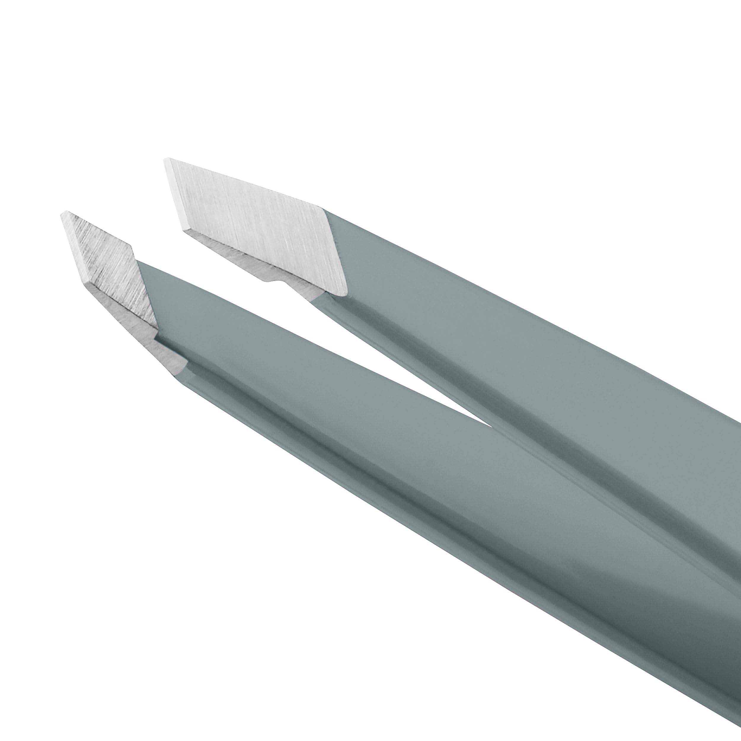 Tweezerman 25 degree Slant Tip angle enables precise work along the brow bone